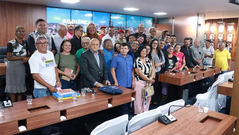   O encontro na Câmara abriu espaço para que lideranças de várias regiões da cidade apresentassem suas demandas diretamente aos vereadores.  Genilson fez questão de destacar que sua missão na Câmara é resgatar a confiança da população no Legislativo. “Queremos a população mais perto da Câmara. Quando a Casa abre suas portas para ouvir, as pessoas sentem confiança no Parlamento. Esse diálogo é extremamente importante para resgatar essa confiança”, afirmou.