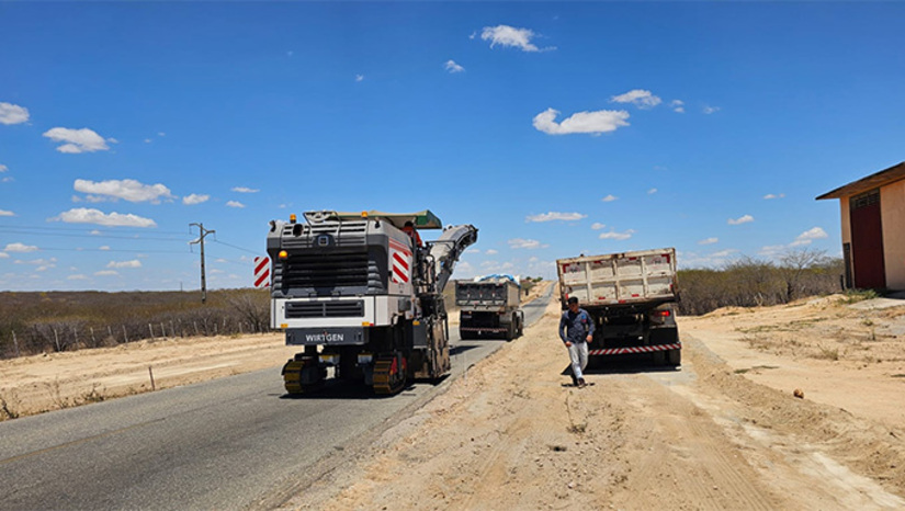   As obras de recuperação da RN-117, no trecho que liga Governador Dix-Sept Rosado a Caraúbas, começam nesta quinta-feira (13). A intervenção integra a segunda etapa do Programa de Recuperação de Rodovias, que vai reconstruir mais 665 quilômetros de estradas em todo o estado, ampliando a malha viária em boas condições para a população potiguar. O investimento total previsto para esta segunda fase é de R$ 651 milhões.