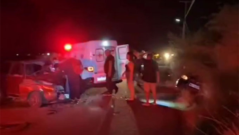   A vítima foi identificada como Josivan Gomes da Silva, de 59 anos, natural de Macau. Ele era pedreiro e morava na comunidade de Valença, zona rural do município de Grossos.  Segundo informações da polícia militar, o acidente aconteceu por volta das 21h. As outras três pessoas envolvidas no acidente foram socorridas pelo Serviço de Atendimento Móvel de Urgência (SAMU) e encaminhadas ao Hospital Municipal Flaviana Jacinta, onde receberam atendimento médico.  A polícia militar isolou o local até a chegada das equipes de perícia. Ainda não se sabe o que teria provocado a colisão. A polícia civil vai investigar o caso.