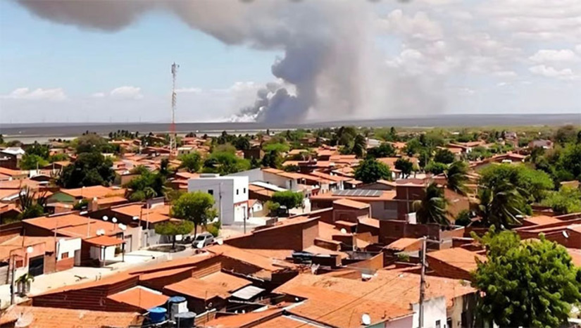   A fumaça formou uma nuvem densa e tem afetado especialmente crianças, idosos e pessoas com problemas respiratórios. A fuligem também está alcançando salinas de Grossos e Areia Branca, gerando prejuízos à principal atividade econômica da região. O Corpo de Bombeiros informou que o foco do incêndio fica em Serra do Mel. A corporação destacou que dispõe de apenas uma equipe para atender Mossoró e municípios vizinhos, recebendo reforço da Operação AMA no período da tarde. No domingo, quando acionados, a guarnição estava em outra ocorrência. Mais tarde, com apoio da AMA, foi informado que o fogo havia diminuído. Nesta segunda (17), uma equipe chegou a se deslocar até o local, mas precisou atender um incêndio residencial em Mossoró. Segundo o CBM, moradores relataram que o fogo já não apresentava riscos.