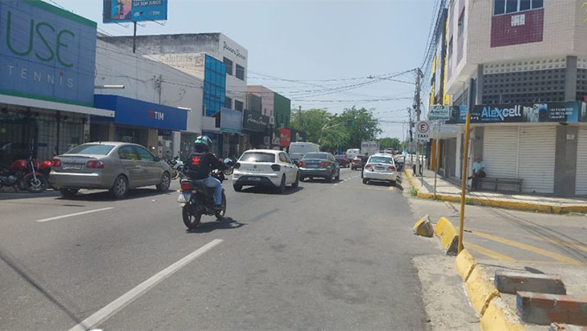 Imagem 1 - O comércio de rua ficará fechado, exceto lojas que solicitaram autorização ao Sindivarejo. O Partage Shopping abrirá lojas das 14h às 20h, praça de alimentação das 11h às 22h e cinema conforme programação. Supermercados terão horários diferenciados, funcionando até 13h ou até 20h, incluindo atacarejos. Órgãos públicos municipais e estaduais não funcionarão na quinta e na sexta, exceto serviços essenciais. Bancos e lotéricas estarão fechados na quinta e retomam o atendimento normal na sexta-feira. Imagem 1 - O comércio de rua ficará fechado, exceto lojas que solicitaram autorização ao Sindivarejo. O Partage Shopping abrirá lojas das 14h às 20h, praça de alimentação das 11h às 22h e cinema conforme programação. Supermercados terão horários diferenciados, funcionando até 13h ou até 20h, incluindo atacarejos. Órgãos públicos municipais e estaduais não funcionarão na quinta e na sexta, exceto serviços essenciais. Bancos e lotéricas estarão fechados na quinta e retomam o atendimento normal na sexta-feira.