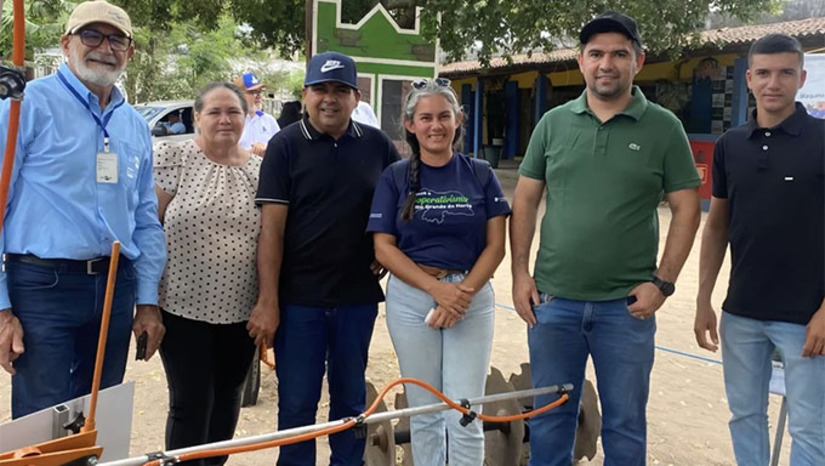   A COOPPRATCA realiza, de 28 a 30 de novembro, a primeira edição da Expopratca em Governador Dix-Sept Rosado, evento que celebra o primeiro ano da cooperativa e valoriza a agricultura familiar da região. A programação inclui exposição de animais, torneios, palestras técnicas, mesas-redondas, apresentações culturais e comercialização de produtos locais. O presidente da cooperativa, Antonio Kennedy, destaca que o objetivo é promover interação entre produtores, fortalecer o agro local e mostrar o trabalho desenvolvido na Chapada do Apodi. A Expopratca promete movimentar o município e se consolidar como um importante evento rural da região.