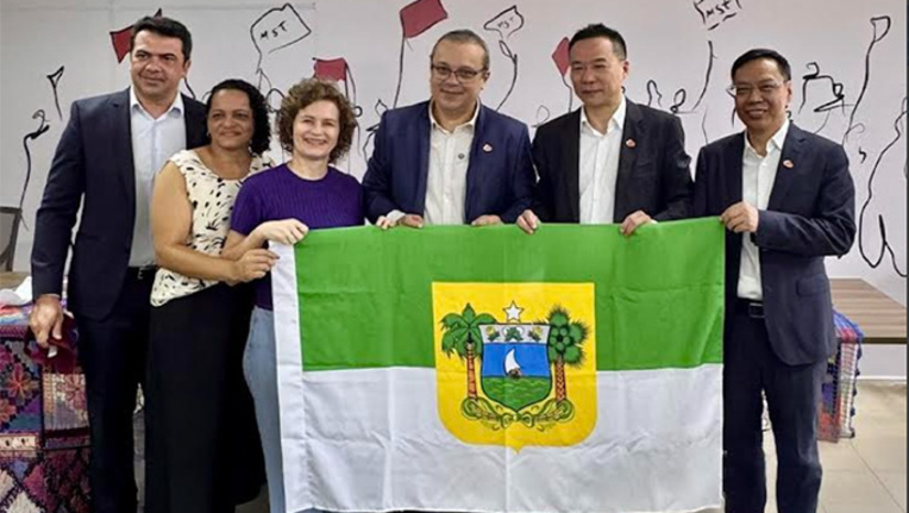 Imagem 1 - Após assinatura do documento em Brasília, pelas autoridades dos Governos dos Estado do Rio Grande do Norte, Bahia e Maranhão, próximo passo é o grupo Chinês visitar a área que será instalada em Mossoró e nos outros dois estados. Vão produzir tratores pequenos, para serem usados na agricultura familiar. Já testaram os quipamentos, em Apodi-RN. A deputada Isolda diz que reforça a produção agroecológica, gera empregos e melhora a renda de quem mora na região Oeste do RN. Imagem 1 - Após assinatura do documento em Brasília, pelas autoridades dos Governos dos Estado do Rio Grande do Norte, Bahia e Maranhão, próximo passo é o grupo Chinês visitar a área que será instalada em Mossoró e nos outros dois estados. Vão produzir tratores pequenos, para serem usados na agricultura familiar. Já testaram os quipamentos, em Apodi-RN. A deputada Isolda diz que reforça a produção agroecológica, gera empregos e melhora a renda de quem mora na região Oeste do RN.