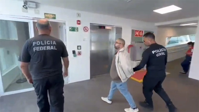 Imagem 1 - Quatro comparsas do suspeito já haviam sido presos em flagrante no dia 26 de setembro passado, porém, na época, a Policia Civil não conseguiu localizar o chefe do esquema criminoso, o que só foi possível com apoio da Polícia Federal nesta sexta-feira, 21, no Aeroporto Internacional de São Gonçalo do Amarente, na Grande Natal. Prejuízo do casal de idosos ultrapassa a casa dos R$ 3 milhões. Imagem 1 - Quatro comparsas do suspeito já haviam sido presos em flagrante no dia 26 de setembro passado, porém, na época, a Policia Civil não conseguiu localizar o chefe do esquema criminoso, o que só foi possível com apoio da Polícia Federal nesta sexta-feira, 21, no Aeroporto Internacional de São Gonçalo do Amarente, na Grande Natal. Prejuízo do casal de idosos ultrapassa a casa dos R$ 3 milhões.