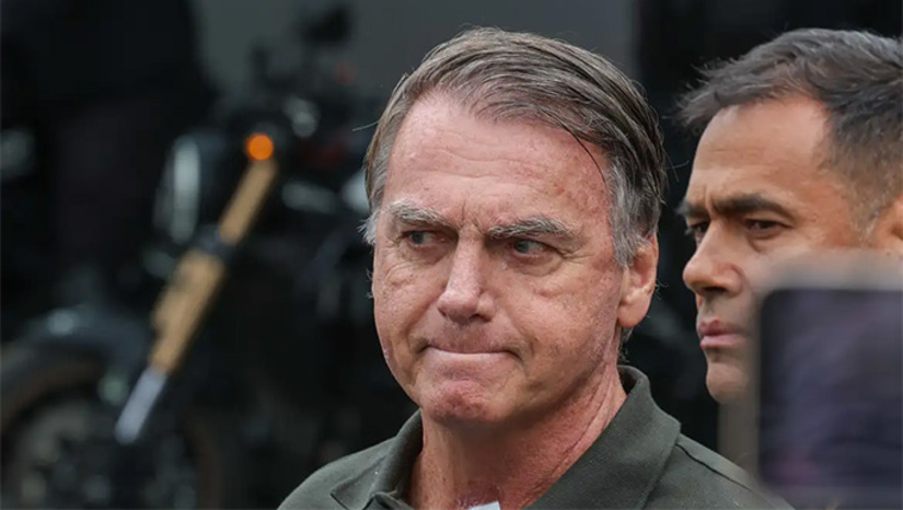 Imagem 1 - Condenado a 27 anos e três meses de prisão na ação penal da trama golpista, Bolsonaro e os demais réus podem ter as penas executadas nas próximas semanas. Na madrugada deste sábado, 23, a PF foi acionada porque Bolsonaro havia violado a tornozeleira eletrônica usando um ferro de solta. Após confirmado a informação, o STF decidiu por decretar a prisão preventiva e determinar o recolhimento do preso a sede da PF, em Brasília. Foto: Fabio Rodrigues-Pozzebom/ Agência Brasi Imagem 1 - Condenado a 27 anos e três meses de prisão na ação penal da trama golpista, Bolsonaro e os demais réus podem ter as penas executadas nas próximas semanas. Na madrugada deste sábado, 23, a PF foi acionada porque Bolsonaro havia violado a tornozeleira eletrônica usando um ferro de solta. Após confirmado a informação, o STF decidiu por decretar a prisão preventiva e determinar o recolhimento do preso a sede da PF, em Brasília. Foto: Fabio Rodrigues-Pozzebom/ Agência Brasi