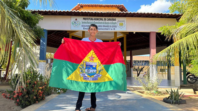 Imagem 1 - O jovem Felipe Gabriel Pereira da Silva, de 13 anos, estudante da rede municipal de Caraúbas, conquistou vaga para representar o Rio Grande do Norte na maior competição paraolímpica escolar do país, por meio do badminton. A modalidade, embora pouco conhecida no Brasil, trouxe ao atleta desenvolvimento físico, autoconfiança e novas oportunidades. Com apoio da Prefeitura de Caraúbas, Felipe se prepara para disputar a etapa nacional em São Paulo, entre 24 e 29 de novembro, acompanhado do professor Fábio Carvalho. Sua trajetória destaca o potencial da juventude local e o papel transformador do esporte. Imagem 1 - O jovem Felipe Gabriel Pereira da Silva, de 13 anos, estudante da rede municipal de Caraúbas, conquistou vaga para representar o Rio Grande do Norte na maior competição paraolímpica escolar do país, por meio do badminton. A modalidade, embora pouco conhecida no Brasil, trouxe ao atleta desenvolvimento físico, autoconfiança e novas oportunidades. Com apoio da Prefeitura de Caraúbas, Felipe se prepara para disputar a etapa nacional em São Paulo, entre 24 e 29 de novembro, acompanhado do professor Fábio Carvalho. Sua trajetória destaca o potencial da juventude local e o papel transformador do esporte.