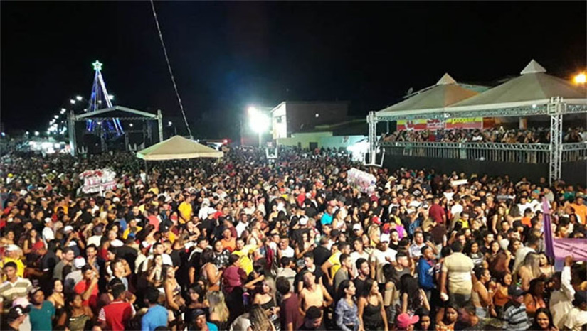 Imagem 1 - Neste ano, o evento chega com uma grande novidade: a maior parte da programação será concentrada no Corredor Cultural “Neném Miguel”, que receberá uma estrutura ampliada para shows, apresentações culturais, Festival do Caju e a FENESMEL. A mudança, segundo a organização, tem como objetivo oferecer mais conforto ao público, facilitar e acesso às atrações. A Prefeitura aposta em uma experiência mais integrada para o público, valorizando o espaço como ponto de encontro das famílias serramelenses. A Festa do Caju e do Festival do Caju 2025 acontecerão de 27 a 29 de novembro. Imagem 1 - Neste ano, o evento chega com uma grande novidade: a maior parte da programação será concentrada no Corredor Cultural “Neném Miguel”, que receberá uma estrutura ampliada para shows, apresentações culturais, Festival do Caju e a FENESMEL. A mudança, segundo a organização, tem como objetivo oferecer mais conforto ao público, facilitar e acesso às atrações. A Prefeitura aposta em uma experiência mais integrada para o público, valorizando o espaço como ponto de encontro das famílias serramelenses. A Festa do Caju e do Festival do Caju 2025 acontecerão de 27 a 29 de novembro.