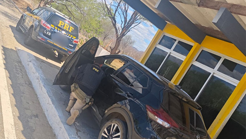 Imagem 1 - A Polícia Rodoviária Federal (PRF) registrou redução de 45% nos acidentes e de 46% no número de feridos durante o feriado prolongado no Rio Grande do Norte, sem mortes nas rodovias federais. Entre os dias 20 e 24, três pessoas foram presas e dois veículos roubados foram recuperados. Houve ainda prisão por adulteração de motocicleta e, no pré-feriado, a PRF recuperou um veículo clonado, prendeu um homem com mandado por homicídio e outro por uso de documento falso. Todas as ocorrências foram encaminhadas à Polícia Civil. Imagem 1 - A Polícia Rodoviária Federal (PRF) registrou redução de 45% nos acidentes e de 46% no número de feridos durante o feriado prolongado no Rio Grande do Norte, sem mortes nas rodovias federais. Entre os dias 20 e 24, três pessoas foram presas e dois veículos roubados foram recuperados. Houve ainda prisão por adulteração de motocicleta e, no pré-feriado, a PRF recuperou um veículo clonado, prendeu um homem com mandado por homicídio e outro por uso de documento falso. Todas as ocorrências foram encaminhadas à Polícia Civil.