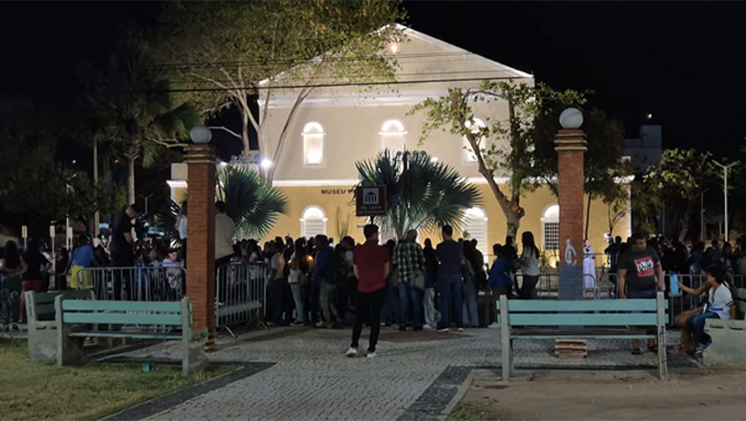 Imagem 1 -  Para o Programa de Iluminação Cultural ser redirecionado para Mossoró, o Instituto Neoenergia analisou a vocação turística de Mossoró, se o prédio do museu está preservado (no caso, foi restaurado e entregue pela Prefeitura Municipal em 2023), que possa receber uma estrutura de iluminação especial, valorizando sua arquitetura e seus artefatos históricos, além de uma parceria com as Secretarias de Cultura e Educação. “Eu amo ver crianças consumindo cultura. Eu vi crianças ali, que conhecendo o passado, conseguir sonhar com um futuro melhor, mais saudável. Espaço como este ajuda a sonhar”, destaca.