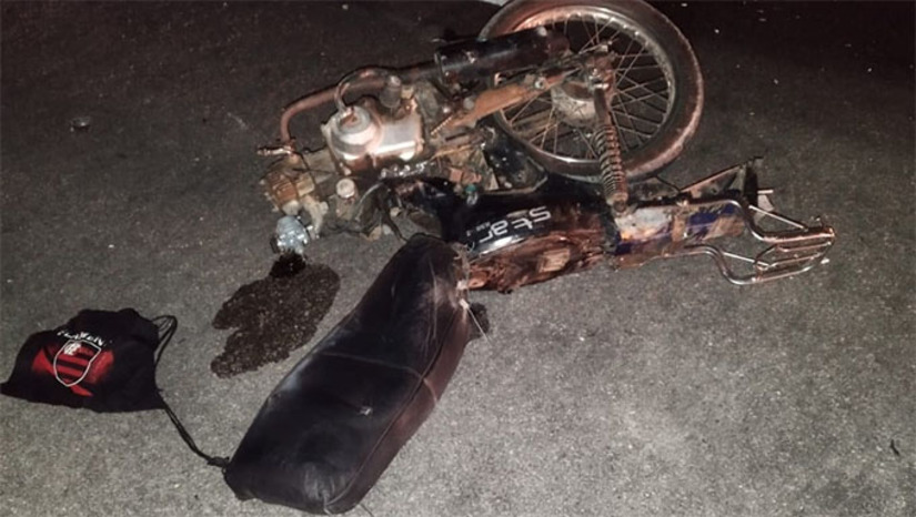 Imagem 1 - Um jovem identificado como Ricardo, de 19 anos, que trabalhava como vendedor de paçocas, morreu na segunda-feira (24) após um grave acidente no km 29 da BR-304, próximo ao bairro Nova Mossoró. Ele conduzia uma motoneta e tentou acessar a rodovia quando colidiu transversalmente com uma carreta que seguia no sentido Fortaleza. O impacto partiu a moto ao meio. Ricardo foi socorrido em estado crítico ao Hospital Tarcísio Maia, mas não resistiu. A Polícia Civil investigará as circunstâncias do acidente. Imagem 1 - Um jovem identificado como Ricardo, de 19 anos, que trabalhava como vendedor de paçocas, morreu na segunda-feira (24) após um grave acidente no km 29 da BR-304, próximo ao bairro Nova Mossoró. Ele conduzia uma motoneta e tentou acessar a rodovia quando colidiu transversalmente com uma carreta que seguia no sentido Fortaleza. O impacto partiu a moto ao meio. Ricardo foi socorrido em estado crítico ao Hospital Tarcísio Maia, mas não resistiu. A Polícia Civil investigará as circunstâncias do acidente.
