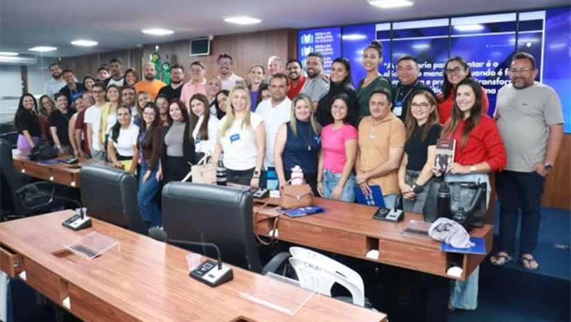 Imagem 1 - Regulamentada e em atividade desde o início do ano, a Escola do Legislativo tem como principal objetivo qualificar servidores por meio de cursos, oficinas e treinamentos. A Escola do Legislativo ofertou no mês de novembro quatro cursos: “Comunicação em Libras”, “Redação Oficial”, “A constitucionalidade na elaboração de Projetos de Lei” e o curso “O papel estratégico da assessoria parlamentar”. Imagem 1 - Regulamentada e em atividade desde o início do ano, a Escola do Legislativo tem como principal objetivo qualificar servidores por meio de cursos, oficinas e treinamentos. A Escola do Legislativo ofertou no mês de novembro quatro cursos: “Comunicação em Libras”, “Redação Oficial”, “A constitucionalidade na elaboração de Projetos de Lei” e o curso “O papel estratégico da assessoria parlamentar”.