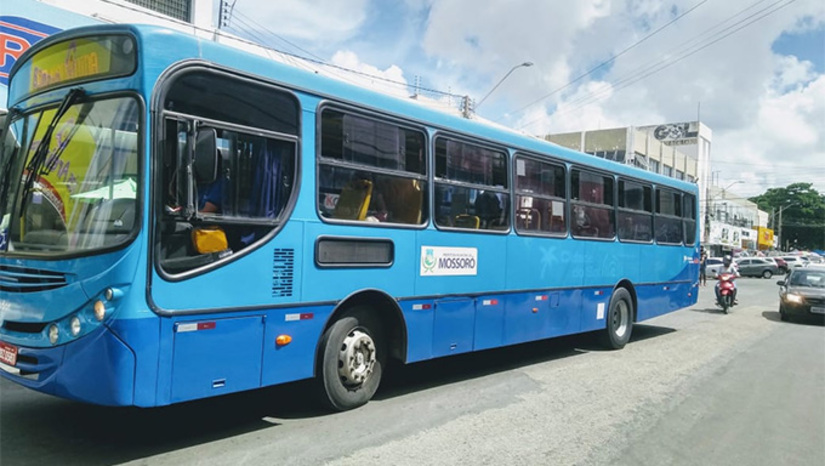 Imagem 1 - Sem qualquer aviso, ônibus que fazem o transporte coletivo não circulara no início da manhã desta quarta-feira, 26, em Mossoró, gerando protestos de usuários, que precisam do transporte para chegar no trabalho, escola, faculdade. A Prefeitura Municipal de Mossoró informou que vai adotar medidas urgentes, para que o serviço seja restabelecido de imediato, considerando que não teve qualquer aviso da empresa Cidade Sol. A Prefeitura diz que a empresa recebe recursos públicos para os custos da frota e, portanto, não existe razão para parar de circular sem aviso. Imagem 1 - Sem qualquer aviso, ônibus que fazem o transporte coletivo não circulara no início da manhã desta quarta-feira, 26, em Mossoró, gerando protestos de usuários, que precisam do transporte para chegar no trabalho, escola, faculdade. A Prefeitura Municipal de Mossoró informou que vai adotar medidas urgentes, para que o serviço seja restabelecido de imediato, considerando que não teve qualquer aviso da empresa Cidade Sol. A Prefeitura diz que a empresa recebe recursos públicos para os custos da frota e, portanto, não existe razão para parar de circular sem aviso.