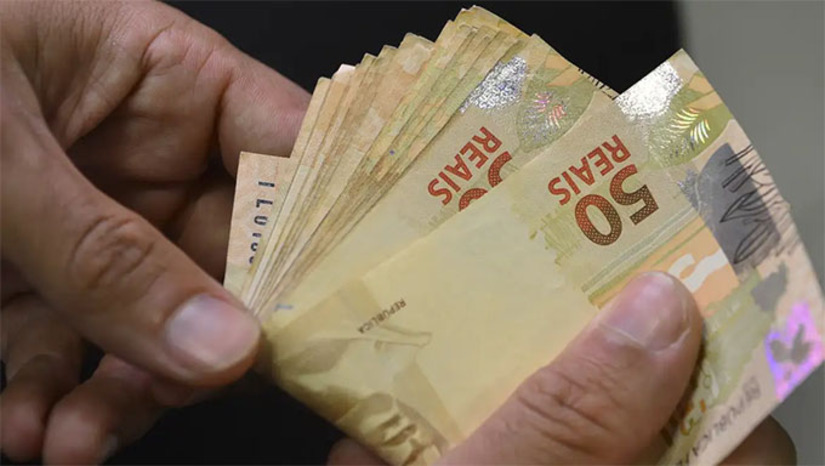 Imagem 1 - A lei que amplia a faixa de isenção do Imposto de Renda Pessoa Física para quem ganha até R$ 5 mil por mês e estabelece descontos para rendas de até R$ 7.350 mensais. Segundo o governo, cerca de 15 milhões de brasileiros vão deixar de pagar imposto de renda com a nova lei. A legislação também aumenta a taxação de altas rendas, a partir de R$ 600 mil anuais. Imagem 1 - A lei que amplia a faixa de isenção do Imposto de Renda Pessoa Física para quem ganha até R$ 5 mil por mês e estabelece descontos para rendas de até R$ 7.350 mensais. Segundo o governo, cerca de 15 milhões de brasileiros vão deixar de pagar imposto de renda com a nova lei. A legislação também aumenta a taxação de altas rendas, a partir de R$ 600 mil anuais.