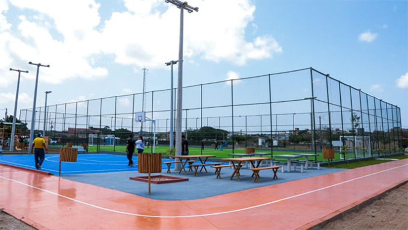 Imagem 1 -  O Ministério do Esporte aprovou, por meio de portaria publicada nesta terça-feira (25), a implantação de nove novas “Arenas Brasil” no RN, dentro do PAC Seleções. Cada unidade contará com campo de futebol society, quadra de basquete 3×3, pista de caminhada e parque infantil, com investimento estimado de R$ 1,5 milhão por arena. Com essa etapa, o estado passa a ter 20 equipamentos desse tipo. Os novos municípios contemplados são Alto do Rodrigues, Areia Branca, Caicó, Florânia, Goianinha, Jucurutu, Parelhas, Santa Cruz e Touros. 