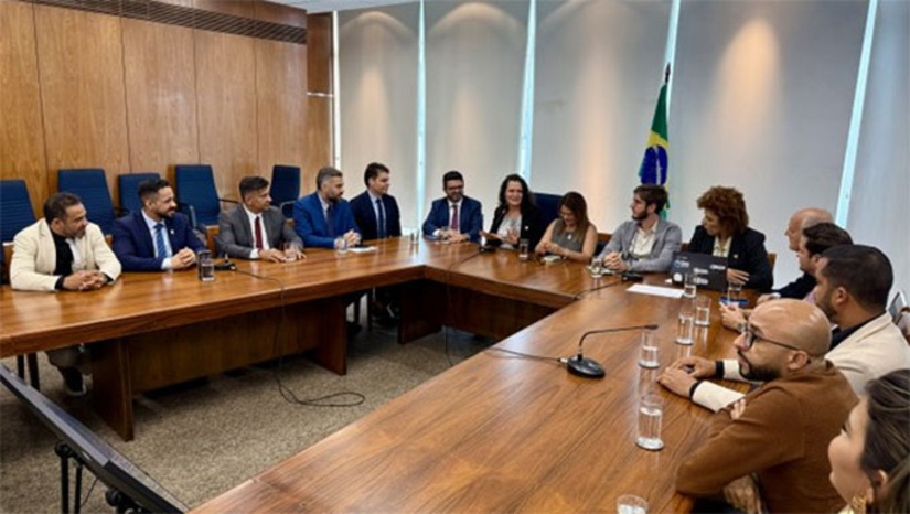 Imagem 1 - Uma comitiva de vereadores de Mossoró participou, nesta terça-feira (25), de uma reunião técnica entre a Federação das Câmaras Municipais do Rio Grande do Norte (Fecam/RN) e o Ministério da Gestão e Inovação em Serviços Públicos (MGI), em etapa decisiva para selar um acordo de cooperação no âmbito do programa Rede de Parcerias. A proposta ampliará o acesso das Câmaras Municipais a tecnologias, sistemas e capacitações disponibilizados pelo Governo Federal, fortalecendo a relação entre a União e os Legislativos municipais e estimulando práticas de governança, eficiência e transparência. Imagem 1 - Uma comitiva de vereadores de Mossoró participou, nesta terça-feira (25), de uma reunião técnica entre a Federação das Câmaras Municipais do Rio Grande do Norte (Fecam/RN) e o Ministério da Gestão e Inovação em Serviços Públicos (MGI), em etapa decisiva para selar um acordo de cooperação no âmbito do programa Rede de Parcerias. A proposta ampliará o acesso das Câmaras Municipais a tecnologias, sistemas e capacitações disponibilizados pelo Governo Federal, fortalecendo a relação entre a União e os Legislativos municipais e estimulando práticas de governança, eficiência e transparência.