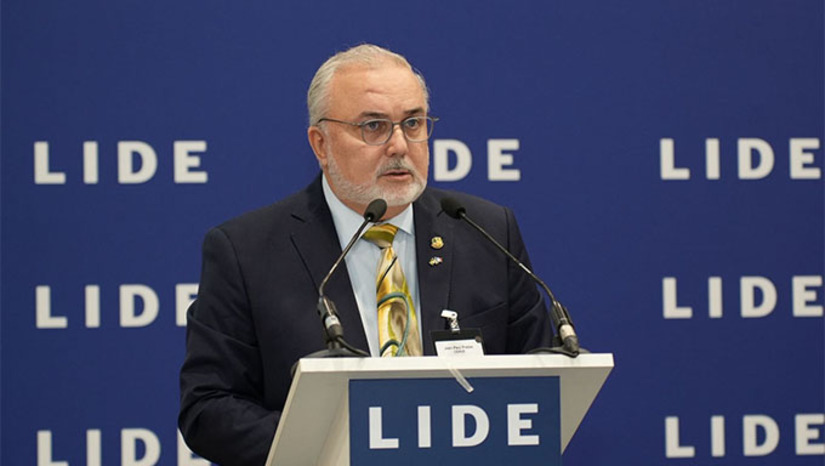 Imagem 1 -  Jean Paul Prates, ex-presidente da Petrobras e atual chairman do CERNE, apresentou no Fórum LIDE Brasil–França, em Paris, a transformação do Brasil em um protagonista global da energia. Segundo ele, o país deixa de ser apenas produtor de petróleo para integrar diversas fontes energéticas, tecnologia e sustentabilidade. Prates destacou o “Brasil Equatorial”, região do Norte e Nordeste, como futuro polo global de energia renovável e indústrias verdes. Ele definiu o país como um “laboratório mundial da convergência energética”, combinando petróleo responsável, gás inteligente e renováveis para uma economia limpa e competitiva.