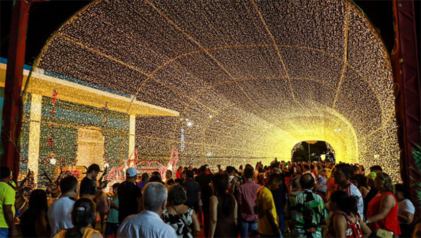Imagem 1 - O projeto é realizado na Estação das Artes Poeta Elizeu Ventania e terá início a partir das 17 horas, com a abertura dos portões. O espaço é totalmente ambientado no clima natalino, como túneis, presépio, fábrica de brinquedos, casa do Papai Noel, a tradicional Árvore de Natal, além de brinquedos infláveis. Um dos momentos mais esperados está agendado para as 18 horas, com o acendimento das luzes. A programação contará ainda com a chegada do "Bom Velhinho" e apresentações culturais. Imagem 1 - O projeto é realizado na Estação das Artes Poeta Elizeu Ventania e terá início a partir das 17 horas, com a abertura dos portões. O espaço é totalmente ambientado no clima natalino, como túneis, presépio, fábrica de brinquedos, casa do Papai Noel, a tradicional Árvore de Natal, além de brinquedos infláveis. Um dos momentos mais esperados está agendado para as 18 horas, com o acendimento das luzes. A programação contará ainda com a chegada do "Bom Velhinho" e apresentações culturais.