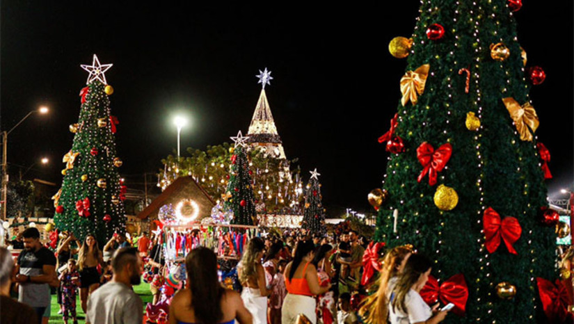 Imagem 1 -  Um dos momentos mais esperados está agendado para as 18 horas, com o acendimento das luzes. A programação contará ainda com a chegada do "Bom Velhinho" e apresentações culturais. Os portões serão abertos a partir das 17h para visitação do público. O primeiro dia terá ainda a chegada do Papai Noel, o Espetáculo Clássicos marcando gerações, além da apresentação da Banda de Música Arthur Paraguai.