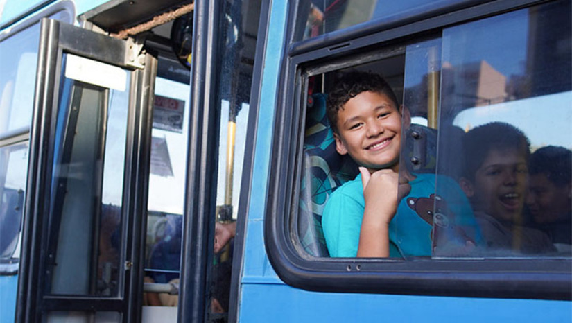 Imagem 1 - A lei assegura até quatro passagens por dia para alunos de instituições públicas e privadas, nos níveis municipal, estadual e federal, além de estudantes de cursos técnicos e universitários. O acesso ao benefício será feito por meio da Carteira de Identificação Estudantil (CIE), emitida gratuitamente. A carteirinha poderá ser usada também aos fins de semana, feriados e períodos de férias, permitindo que os estudantes se desloquem para atividades culturais, esportivas, de lazer e convivência pela cidade. Imagem 1 - A lei assegura até quatro passagens por dia para alunos de instituições públicas e privadas, nos níveis municipal, estadual e federal, além de estudantes de cursos técnicos e universitários. O acesso ao benefício será feito por meio da Carteira de Identificação Estudantil (CIE), emitida gratuitamente. A carteirinha poderá ser usada também aos fins de semana, feriados e períodos de férias, permitindo que os estudantes se desloquem para atividades culturais, esportivas, de lazer e convivência pela cidade.
