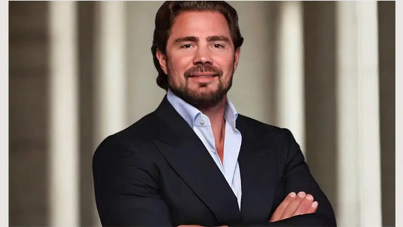   O habeas corpus foi concedido pela desembargadora Solange Salgado da Silva, do Tribunal Regional Federal (TRF) da 1ª Região.  Com a decisão, Vorcaro e os sócios Augusto Ferreira Lima, Luiz Antonio Bull, Alberto Feliz de Oliveira e Angelo Antonio Ribeiro da Silva deverão usar tornozeleira eletrônica e estão proibidos de exercer atividades no setor financeiro, de ter contato com outros investigados e de sair do país.