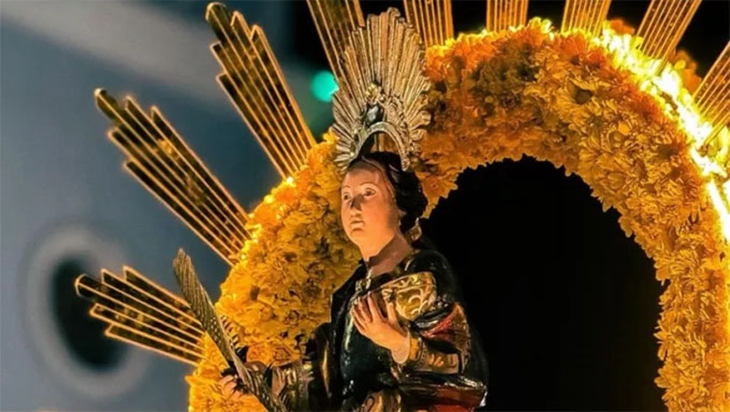   A Santa Missa de abertura foi presidida por Dom Magnus Henrique, filho de Assu (RN) e atual bispo da Diocese de Crato (CE). Logo após, aconteceu a instalação oficial da Festa e um show religioso com o Padre João Carlos. Para esta segunda-feira (01), a programação conta com Missa na Catedral de Santa Luzia às 06h; Confissões; Adoração ao Santíssimo Sacramento na Catedral; às 11h30 Missa na Catedral de Santa Luzia; às 16h Trezena; 18h Palco & Luz; 19h30 Trezena e às 21h abertura do Oratório de Santa Luzia.