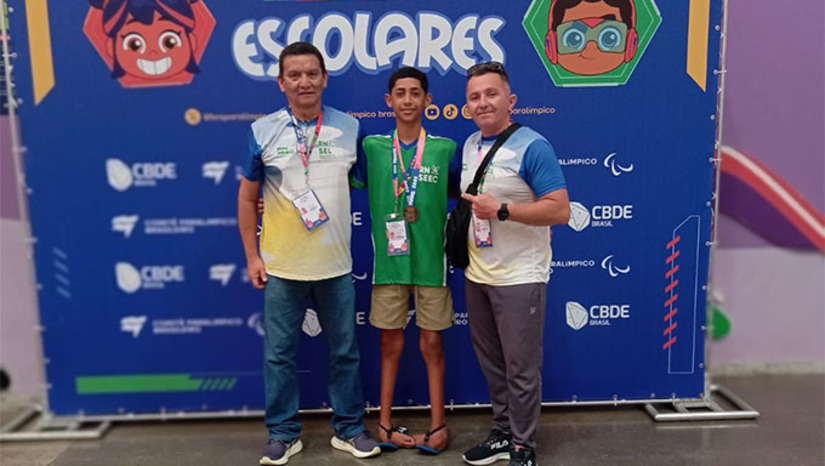   Felipe Gabriel Pereira da Silva, de 13 anos, conquistou a medalha de bronze nos Jogos Paralímpicos Escolares 2025 na modalidade Badminton, garantindo um feito inédito para Caraúbas e reforçando o seu potencial na modalidade. A competição, considerada a maior do país no cenário paralímpico escolar, reuniu atletas de todo o Brasil. Felipe se destacou pela garra e pela evolução impressionante desde que conheceu o Badminton, esporte ainda pouco difundido no país.