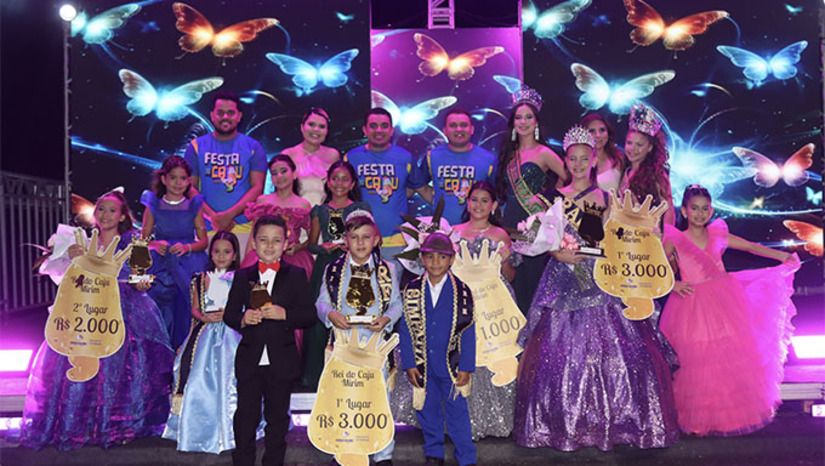 Imagem 1 -  O concurso, realizado nas categorias Mirim e Adulta, revelou talentos, confiança e carisma de crianças e jovens que representaram com orgulho suas vilas. O prefeito Kênio Azevedo celebrou o sucesso do concurso e a participação da comunidade. “Ver esse espaço lotado, com famílias inteiras reunidas, é prova de que Serra do Mel vive e respira sua cultura. O Concurso Rei e Rainha do Caju é mais que beleza: é valorização do nosso povo, das nossas vilas e da nossa história”.