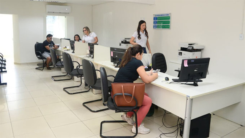 Imagem 1 -  A Prefeitura de Mossoró publicou o decreto nº 7.466/2025 com o calendário de pagamento do IPTU 2026 e da Taxa de Destinação Final do Lixo. Pelo sexto ano consecutivo, o município concede desconto de 25% para contribuintes que quitarem o imposto em cota única até 31 de março de 2026. Quem optar pelo parcelamento poderá pagar em oito parcelas, de março a outubro. O benefício é válido apenas para contribuintes que estiverem com a situação tributária regular. Os carnês serão enviados pelos Correios, mas também estarão disponíveis no site da Sefaz Digital, via WhatsApp ou de forma presencial.