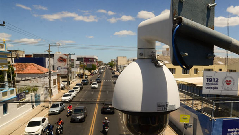 Imagem 1 -  As câmeras instaladas em pontos estratégicos permitem acompanhamento em tempo real das principais ruas e avenidas da cidade, ajudando tanto na prevenção de crimes quanto na organização do trânsito e no fortalecimento das ações integradas de segurança pública. Os números confirmam a eficiência do trabalho, dados da Secretaria de Estado da Segurança Pública e da Defesa Social (Sesed/RN), com análises da Coordenadoria de Informações Estatísticas e Análises Criminais, apontam que o monitoramento contribuiu para a redução de 24% nos furtos e 55% nos roubos nas áreas atendidas pelas câmeras.