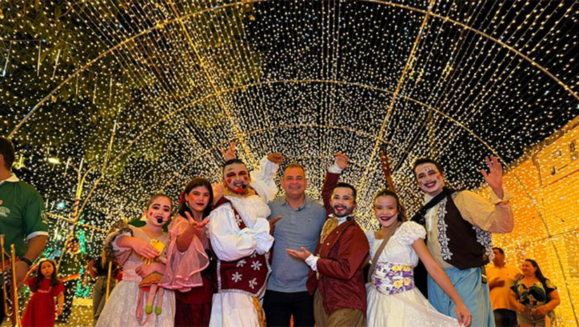 Imagem 1 -  A celebração reuniu centenas de pessoas na Praça Francisco Pinto e marcou a retomada de um momento há muitos anos esperado pela população: ver Apodi novamente iluminada e celebrando o espírito natalino em grande estilo. O evento trouxe na programação apresentações culturais, participação da Banda de Música, feirinha de artesanato, praça de alimentação, a chegada do Papai Noel e a tradicional entrega de doces para as crianças.