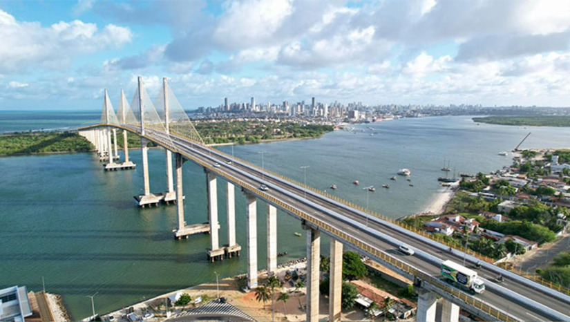 Imagem 1 -  O Ministério dos Portos e Aeroportos assinará, na segunda-feira (08), a ordem de serviço para a construção de estruturas de proteção, defensas, na Ponte Newton Navarro, investimento de R$ 52 milhões que ampliará a segurança e permitirá operação contínua do Porto de Natal. A obra, executada pela Codern, integra um pacote de modernização superior a R$ 130 milhões. O anúncio ocorre em meio ao melhor desempenho do porto em três anos, com 80,2 mil toneladas movimentadas em outubro.