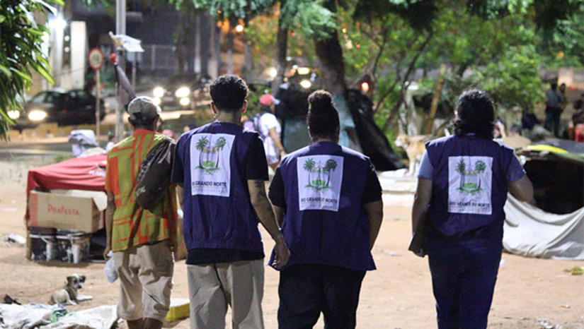   O Rio Grande do Norte registrou, em 2024, o menor índice de pobreza da série histórica: 33,5% da população vive abaixo da linha da pobreza, queda de 10,3 pontos percentuais em relação a 2023. A extrema pobreza também recuou, atingindo 5,2% dos potiguares. Os números consolidam o RN como o estado com a menor proporção de pobres do Nordeste, permanecendo abaixo da média regional que alcança 39,4% da população e acima apenas da média nacional, que registra 23,1%.