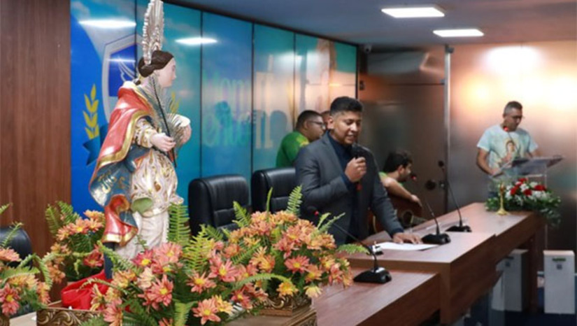 Imagem 1 - Realizada às 9h, a solenidade reunirá vereadores, autoridades civis e religiosas, homenageados e fiéis. A sessão integra os festejos da padroeira, tradicionalmente celebrados no mês de dezembro em Mossoró. Durante a cerimônia, serão entregues 21 títulos, medalhas e troféus destinados a personalidades que contribuem com a comunidade religiosa, social e cultural do município. Imagem 1 - Realizada às 9h, a solenidade reunirá vereadores, autoridades civis e religiosas, homenageados e fiéis. A sessão integra os festejos da padroeira, tradicionalmente celebrados no mês de dezembro em Mossoró. Durante a cerimônia, serão entregues 21 títulos, medalhas e troféus destinados a personalidades que contribuem com a comunidade religiosa, social e cultural do município.