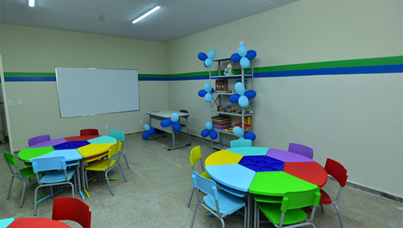   De acordo com a Síntese dos Indicadores Sociais 2025, divulgada pela Superintendência Estadual do IBGE, o Rio Grande do Norte avançou na educação, com frequência escolar quase universal entre 4 e 17 anos e redução do analfabetismo para 10,5%. Porém, permanece o grande desafio na oferta de creches, com apenas 38,3% das crianças de 0 a 3 anos matriculadas. Houve aumento do nível de escolaridade da população e crescimento da rede pública, mas o ensino superior segue majoritariamente privado. 