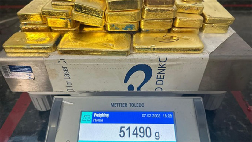   O ouro foi encontrado em uma aeronave abordada após informações indicarem transporte irregular de minério. Durante a fiscalização, foram encontradas 54 barras de ouro, além de uma arma de fogo e munições. O piloto e três passageiros foram conduzidos à sede da Polícia Federal para os procedimentos legais. A aeronave foi apreendida e a ANAC suspendeu a licença do piloto. Todos os envolvidos foram presos, incluindo um menor apreendido. Eles poderão responder por crimes como usurpação de bem da União, extração ilegal de recursos minerais, associação criminosa e corrupção de menores.