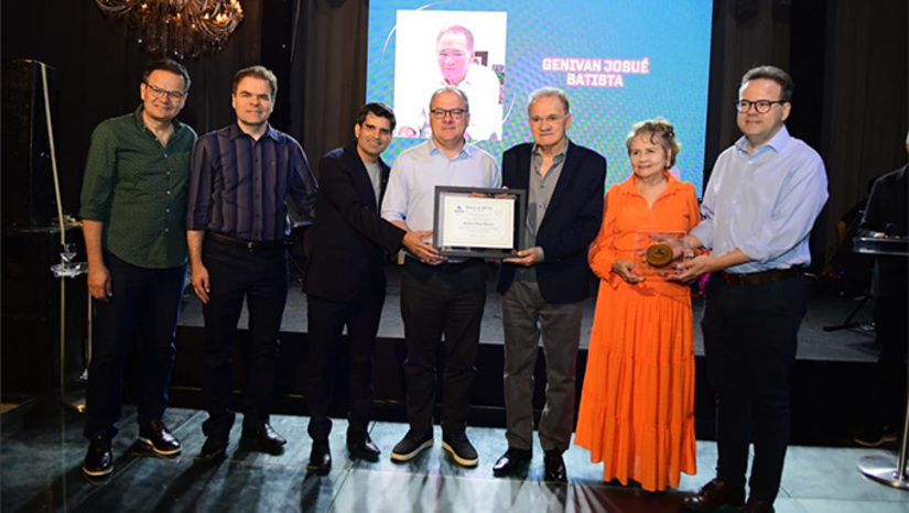   Entre os homenageados, os empresários Josué Batista, da Rede A Construtora, Einstein Preston, da Castel Construçoes. As honrarias foram entregues neste dia 3 de dezembro, durante a 3ª Assembleia Festiva do Sinduscon, no Requinte Buffet, em Mossoró. O evento, que é uma iniciativa do Presidente da entidade, o Engenheiro Pedro Escóssia, foi marcado pela celebração das conquistas de 2025, homenagens a personalidades do setor da construção civil.