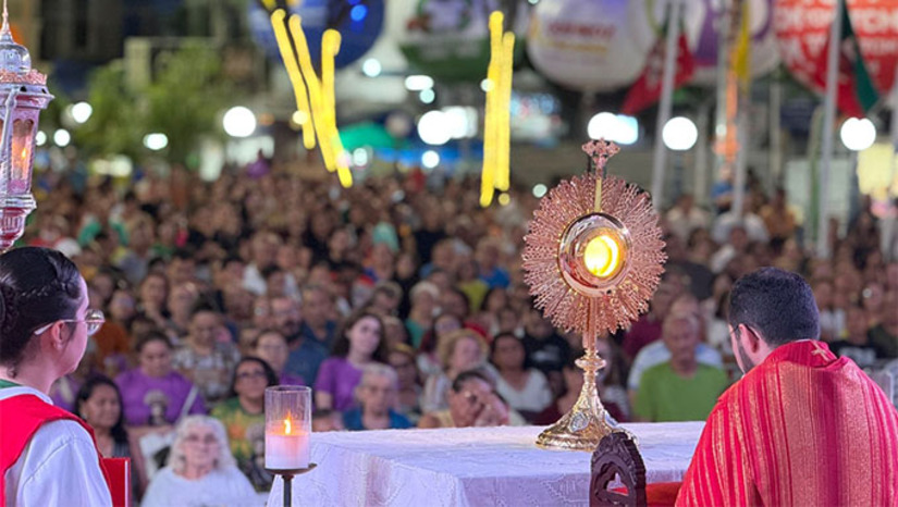 Imagem 1 - Neste fim de semana, a Festa de Santa Luzia ganha ainda mais força com a tradicional Revoada da Luz saindo do Aeroporto Dix-Sept Rosado, o Leilão da Luz no Restaurante Buscapé, a Corrida Kids e a corrida adulto com saída da Praça Pr. Manoel Nunes da Paz, em frente ao Museu Lauro da Escóssia e a Pedalada da luz saindo da Capela de São Sebastião, no bairro Santa Delmira com chegada na Catedral de Santa Luzia, momentos que unem espiritualidade e tradição em gestos de fé e celebração. Haverá ainda um número maior de missas na Catedral. Imagem 1 - Neste fim de semana, a Festa de Santa Luzia ganha ainda mais força com a tradicional Revoada da Luz saindo do Aeroporto Dix-Sept Rosado, o Leilão da Luz no Restaurante Buscapé, a Corrida Kids e a corrida adulto com saída da Praça Pr. Manoel Nunes da Paz, em frente ao Museu Lauro da Escóssia e a Pedalada da luz saindo da Capela de São Sebastião, no bairro Santa Delmira com chegada na Catedral de Santa Luzia, momentos que unem espiritualidade e tradição em gestos de fé e celebração. Haverá ainda um número maior de missas na Catedral.