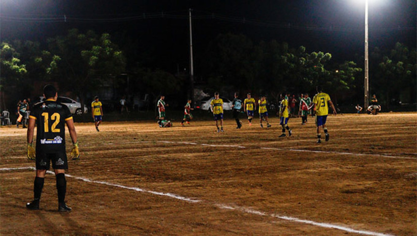 Imagem 1 - A decisão do futebol de campo do Circuito Esportivo Mossoroense (CEM 2025), pela zona urbana, acontece no campo do Raizão, na Estrada da Raiz, bairro Santo Antônio, a partir das 19h entre as equipes LL Refrigeração e Atlético Mossoroense. As duas equipes chegam à decisão com campanhas idênticas em pontos, gols marcados e sofridos, o que aumenta a expectativa por um duelo equilibrado no Raizão. Imagem 1 - A decisão do futebol de campo do Circuito Esportivo Mossoroense (CEM 2025), pela zona urbana, acontece no campo do Raizão, na Estrada da Raiz, bairro Santo Antônio, a partir das 19h entre as equipes LL Refrigeração e Atlético Mossoroense. As duas equipes chegam à decisão com campanhas idênticas em pontos, gols marcados e sofridos, o que aumenta a expectativa por um duelo equilibrado no Raizão.