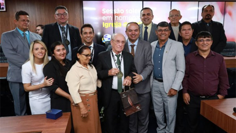 Imagem 1 - Durante a solenidade, 25 pastores e diáconos receberam medalhas e títulos em reconhecimento ao trabalho desenvolvido pela igreja ao longo de sua história. A sessão foi proposta pelo vereador João Marcelo (PSD). O prefeito Allyson Bezerra, integrante da Igreja de Cristo, esteve presente na sessão e foi agraciado pelo Legislativo com a Medalha de Mérito Evangélico “Pastor João Gomes”. Imagem 1 - Durante a solenidade, 25 pastores e diáconos receberam medalhas e títulos em reconhecimento ao trabalho desenvolvido pela igreja ao longo de sua história. A sessão foi proposta pelo vereador João Marcelo (PSD). O prefeito Allyson Bezerra, integrante da Igreja de Cristo, esteve presente na sessão e foi agraciado pelo Legislativo com a Medalha de Mérito Evangélico “Pastor João Gomes”.