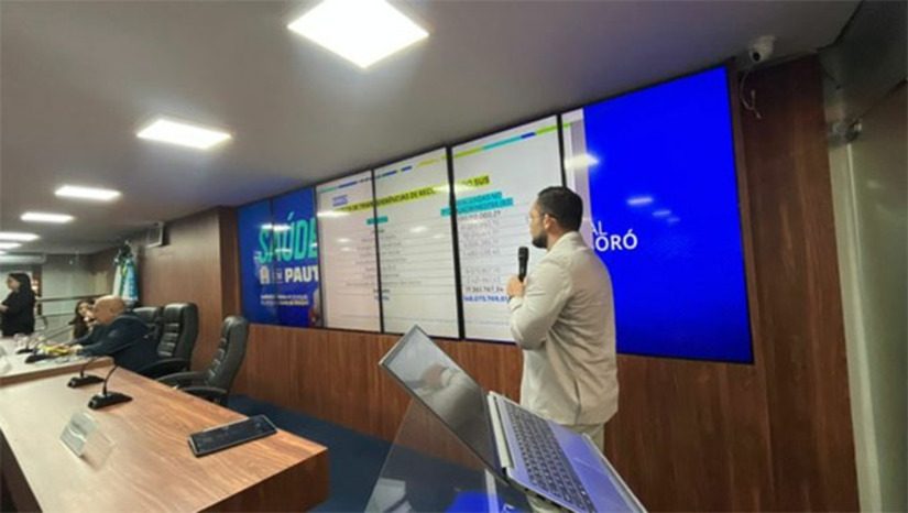 Imagem 1 - A Prefeitura apresentou o Relatório Resumido da Execução Orçamentária, detalhando que mais de R$ 122 milhões foram investidos na área entre maio e agosto, com 23,79% de recursos próprios, acima do mínimo legal. No período, o município realizou mais de 19 mil procedimentos cirúrgicos, o que ajudou a reduzir filas de espera. Também foram registrados mais de 33 mil atendimentos em saúde mental, 248 internamentos e quase 1 milhão de ações na atenção básica, incluindo visitas domiciliares e atendimentos individuais. A audiência foi conduzida por representantes da Saúde e presidida pelo vereador Raério Cabeção. Imagem 1 - A Prefeitura apresentou o Relatório Resumido da Execução Orçamentária, detalhando que mais de R$ 122 milhões foram investidos na área entre maio e agosto, com 23,79% de recursos próprios, acima do mínimo legal. No período, o município realizou mais de 19 mil procedimentos cirúrgicos, o que ajudou a reduzir filas de espera. Também foram registrados mais de 33 mil atendimentos em saúde mental, 248 internamentos e quase 1 milhão de ações na atenção básica, incluindo visitas domiciliares e atendimentos individuais. A audiência foi conduzida por representantes da Saúde e presidida pelo vereador Raério Cabeção.
