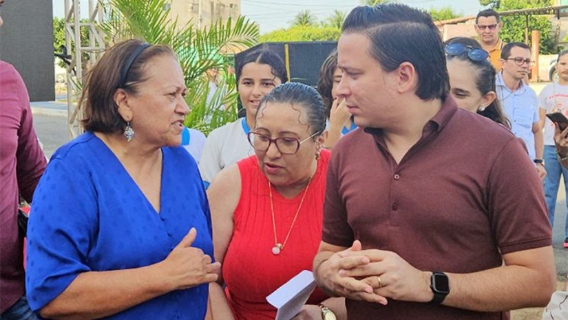   Primeira entrega foi feita pela governadora Fátima Bezerra em Caraúbas, ao lado do prefeito Givago Barreto. Também terá unidade em Areia Branca, Grossos, Apodi e São Miguel. “Um sonho de toda a população. Muitos disseram que não ia acontecer e está aqui a prova. Meu agradecimento à senhora por tudo que tem feito pela nossa gente", agradeceu o prefeito de Caraúbas, Givago Barreto.