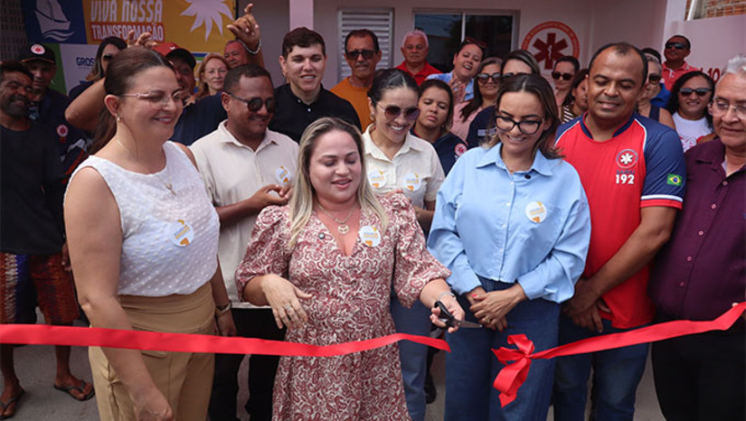   Grossos inaugurou neste sábado (06) sua base descentralizada do SAMU, passando a integrar a rede já presente em municípios como Areia Branca, Caraúbas e Apodi. A estrutura, instalada ao lado da UBS Ana Maria Gonçalves, funcionará 24 horas e também atenderá Tibau, contando com uma ambulância de Suporte Básico e equipe capacitada. A nova base chega em um momento estratégico, durante as festividades de emancipação política da cidade e às vésperas das festas de fim de ano, período em que o fluxo de pessoas e veículos aumenta consideravelmente, elevando a demanda por serviços de urgência.