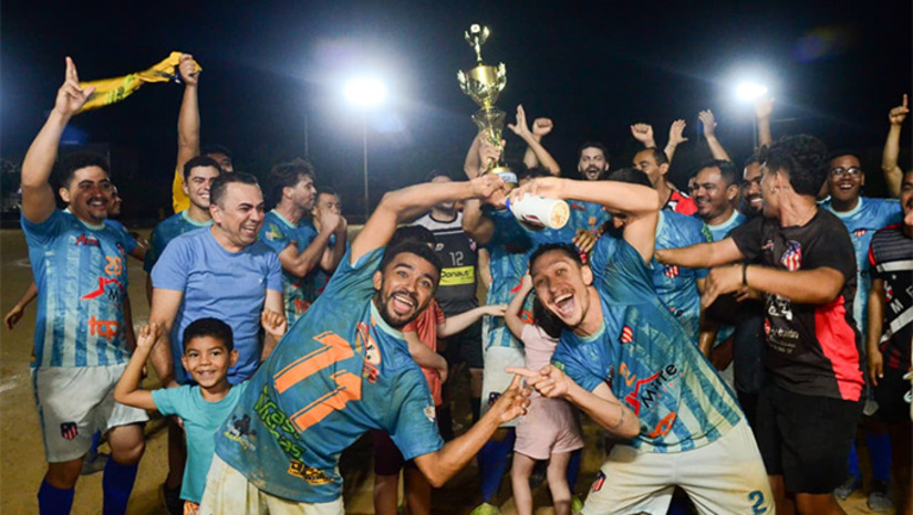   O vice-perfeito Marcos Medeiros festejou a vitória e o trabalho feito pelo fortalecimento do esporte amador. O Atlético Mossoroense é o novo campeão do futebol de campo da zona urbana do CEM 2025. A equipe venceu o LL Refrigeração por 1 a 0, na noite desta sexta-feira (5), no campo do Raizão, em uma final equilibrada, intensa e marcada por um grande público que compareceu para prestigiar a decisão.