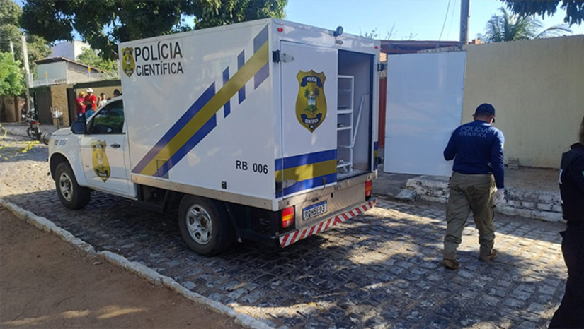   No primeiro ataque, a vítima foi o motorista Sérgio Lopes dos Santos, baleado e morto no final da tarde desta sexta-feira, 5. A segunda vítima foi morta a tiros também, no início da tarde deste sábado. Trata-se do mecânico Paulo Victor Macedo de Melo, de 23 anos. Ele estava chegando em casa do trabalho quando foi atacado a tiros e morto. Os dois casos serão investigados pela Divisão de Homicídios e Proteção a Pessoa de Mossoró.