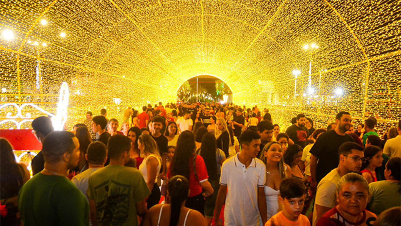 Imagem 1 - Tanto no sábado como neste domingo (7), a Estação das Artes Eliseu Ventania esteve lotada durante toda a noite para o registro natalino de centenas de famílias. “Está muito lindo, muito lindo, nem Fortaleza–CE está tão iluminado quanto aqui, está muito bonito, estou surpresa. Quando eu vi a postagem no Instagram, quis logo vir conhecer de perto, muito surpreendente toda decoração”, ressaltou Ágata Silva, técnica de enfermagem da cidade de Fortaleza. Imagem 1 - Tanto no sábado como neste domingo (7), a Estação das Artes Eliseu Ventania esteve lotada durante toda a noite para o registro natalino de centenas de famílias. “Está muito lindo, muito lindo, nem Fortaleza–CE está tão iluminado quanto aqui, está muito bonito, estou surpresa. Quando eu vi a postagem no Instagram, quis logo vir conhecer de perto, muito surpreendente toda decoração”, ressaltou Ágata Silva, técnica de enfermagem da cidade de Fortaleza.
