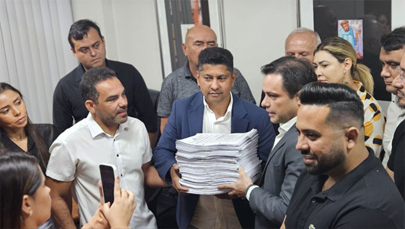 Imagem 1 - Os servidores efetivos do setor de Licitação da Prefeitura de Mossoró entregaram, nesta segunda-feira (8), toda a documentação referente ao processo licitatório do Estação Natal 2025 à Câmara Municipal. A equipe esteve acompanhada por secretários municipais e reforçou o compromisso da gestão com transparência e diálogo institucional. Durante a apresentação, destacou-se a lisura do processo, que gerou economia de 33,7% mais de R$ 1,3 milhão aos cofres públicos. A licitação, realizada de forma totalmente eletrônica e com participação de 14 empresas, seguiu rigorosamente a Lei nº 14.133/2021. Imagem 1 - Os servidores efetivos do setor de Licitação da Prefeitura de Mossoró entregaram, nesta segunda-feira (8), toda a documentação referente ao processo licitatório do Estação Natal 2025 à Câmara Municipal. A equipe esteve acompanhada por secretários municipais e reforçou o compromisso da gestão com transparência e diálogo institucional. Durante a apresentação, destacou-se a lisura do processo, que gerou economia de 33,7% mais de R$ 1,3 milhão aos cofres públicos. A licitação, realizada de forma totalmente eletrônica e com participação de 14 empresas, seguiu rigorosamente a Lei nº 14.133/2021.