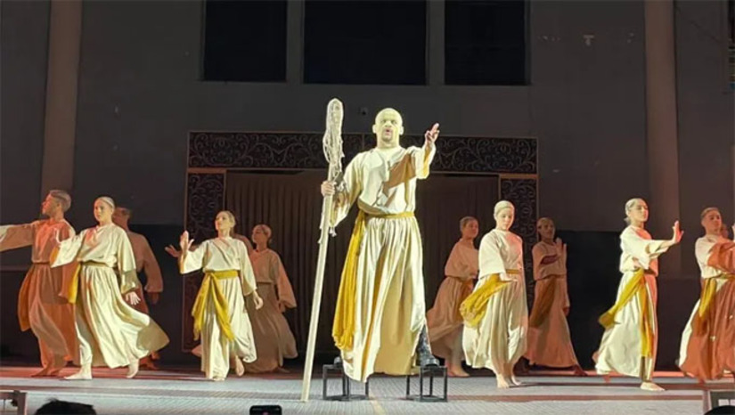   As apresentações acontecem até o próximo dia 11 de dezembro no adro da Catedral de Santa Luzia, sempre após a trezena. Este ano, o espetáculo traz texto inédito de João Marcelino, novos arranjos musicais de Danilo Guanais, dez artistas recém-integrados ao elenco e a inclusão da personagem Rosa Fernandes. A direção é de Júnior Félix, com dramaturgia de Marcelino, trilha original de Guanais e coreografias de Hikro Mendonça e Adriano Duarte. Joyce Marinho interpreta Santa Luzia, e Jucelito Barbosa de Góis assina a produção geral. O evento reforça sua posição como um dos maiores marcos culturais e religiosos da região.