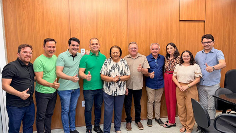   O prefeito Sabino acompanhou a governadora Fátima Bezerra em uma agenda institucional em Apodi nesta segunda-feira (08), que incluiu visitas às obras do saneamento básico, à reforma da Escola Ferreira Pinto e à base descentralizada do SAMU, que recebeu uma nova UTI Móvel. Sabino destacou os avanços em infraestrutura, saúde e educação, com destaque para a obra do saneamento básico de Apodi com investimento de R$ 52 milhões, reforçando o trabalho conjunto entre Estado e município. A programação se encerra com a participação na Festa de Nossa Senhora da Conceição.