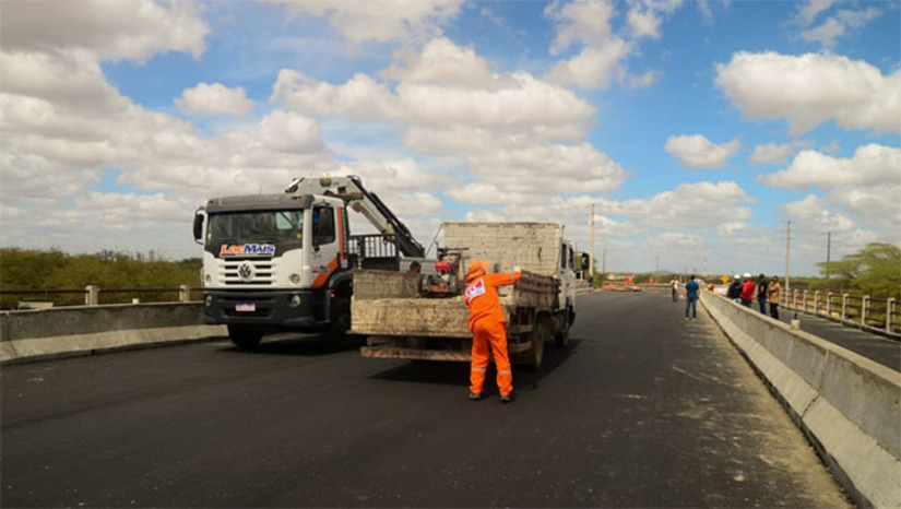   As obras do Complexo Viário 15 de Março avançam para a etapa final, entrando na fase de iluminação e sinalização. Segundo o secretário de Infraestrutura, Rodrigo Lima, restam ajustes com a Cosern, e o município já se prepara para reuniões com o DNIT para iniciar as interligações, começando pela BR-304. A obra inclui a maior ponte de Mossoró, com 140 metros de extensão, e toda a pavimentação já foi concluída. O investimento total é de cerca de R$ 100 milhões, com recursos federais e municipais, tornando-se a maior obra de mobilidade urbana da história da cidade.