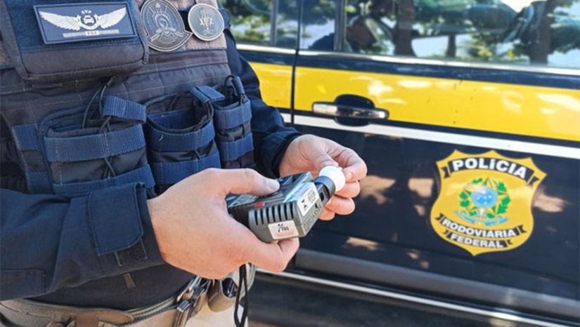   A Polícia Rodoviária Federal prendeu dois homens, de 20 e 58 anos, por embriaguez ao volante após acidentes registrados neste domingo (7) em Mossoró e Bom Jesus, no Rio Grande do Norte. Em Mossoró, um motociclista perdeu o controle do veículo; o teste apontou 0,73 mg/L de álcool, e o passageiro ficou gravemente ferido. Em Bom Jesus, outro motociclista colidiu na traseira de um carro, sem capacete, com 0,62 mg/L no teste do etilômetro. Os veículos estavam com licenciamento atrasado e foram apreendidos. Os casos foram encaminhados às delegacias de plantão.